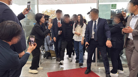 더불어주당 소속 최민희(왼쪽) 국회 과학기술정보방송통신위원장이 국회를 방문한 뉴진스 하니의 인증샷을 찍고 있다. [독자 제공]